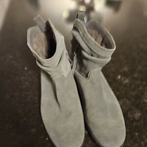 Koolaburra by UGG Gray Suede Boots